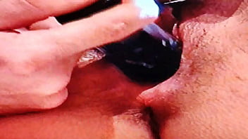 Lamiendo un coño jugoso