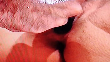 Lamiendo un coño jugoso