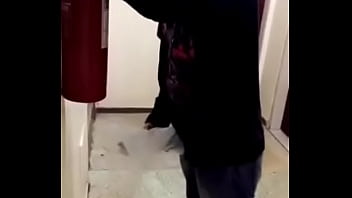 Novinho fudendo com a garrafa de catuaba