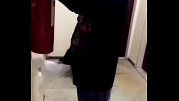 Novinho fudendo com a garrafa de catuaba