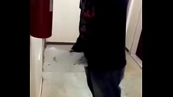 Novinho fudendo com a garrafa de catuaba