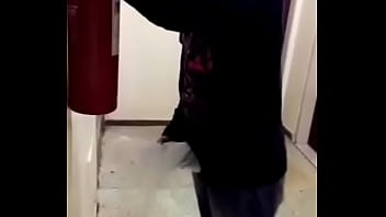 Novinho fudendo com a garrafa de catuaba