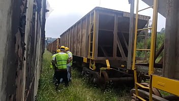 Os operários pegaram pesado na hora do almoço fuderam o colega passivo e deram muito leite de sobremesa