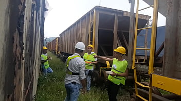 Os operários pegaram pesado na hora do almoço fuderam o colega passivo e deram muito leite de sobremesa