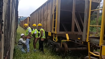 Os operários pegaram pesado na hora do almoço fuderam o colega passivo e deram muito leite de sobremesa