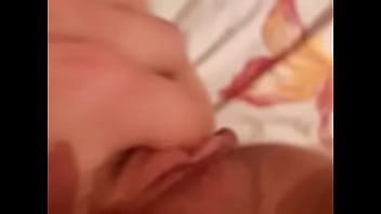 Мастурует на камеру