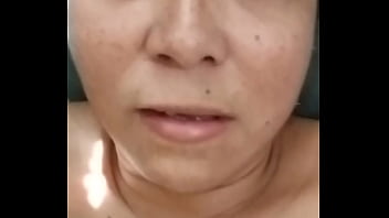 La creyente sale a dar la palabra y se regresa a masturbarse