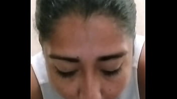 La creyente sale a dar la palabra y se regresa a masturbarse