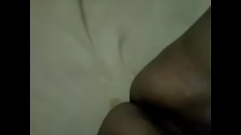 Masturbandome sola en mi cuarto