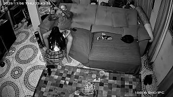 Câmera de segurança fraga casal transando ao vivo