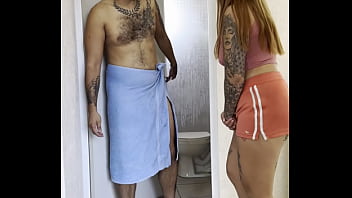 Se tarda en el baño y le quitó la toalla para ver su pene Se tarda en el baño y le quitó la toalla para ver su pene