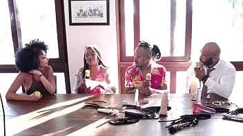 Eram conhecidos como pessoas que curtiam o meio liberal mas depois entraram no pornô e as primeiras chamadas casal black rj sheer red