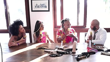 Eram conhecidos como pessoas que curtiam o meio liberal mas depois entraram no pornô e as primeiras chamadas casal black rj sheer red