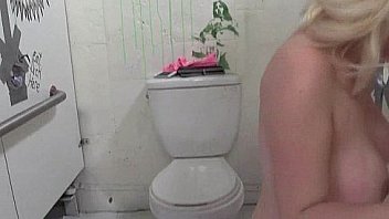 Lascive blonde jerking and gets cumshot