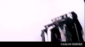 Morenha gostosa dona de uma bunda grande com seu amigo dotado