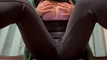 最近寒いから性欲が増してるかも おまんこを触ってオナニーがやめられない。