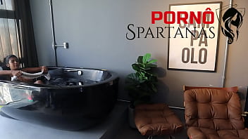 Iara confunde o marido na banheira