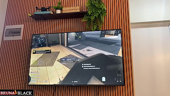 Safada ela inventa qualquer desculpa só para deixar o novinho indeciso entre sexo ou vídeo game