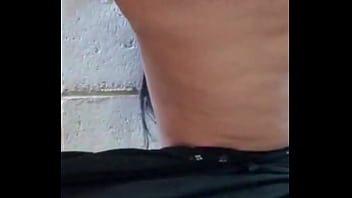 No me aguantaba las ganas de ir al baño y mi vecino me espió