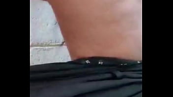 No me aguantaba las ganas de ir al baño y mi vecino me espió