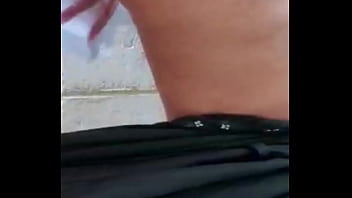 No me aguantaba las ganas de ir al baño y mi vecino me espió