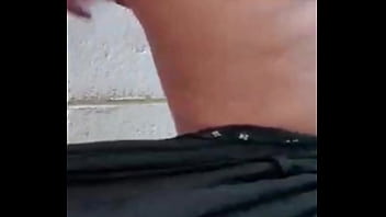 No me aguantaba las ganas de ir al baño y mi vecino me espió