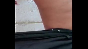 No me aguantaba las ganas de ir al baño y mi vecino me espió