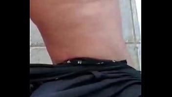 No me aguantaba las ganas de ir al baño y mi vecino me espió