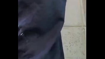 No me aguantaba las ganas de ir al baño y mi vecino me espió