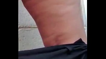 No me aguantaba las ganas de ir al baño y mi vecino me espió