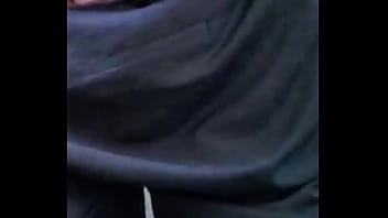 No me aguantaba las ganas de ir al baño y mi vecino me espió