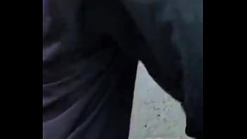 No me aguantaba las ganas de ir al baño y mi vecino me espió