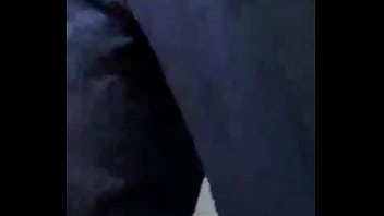 No me aguantaba las ganas de ir al baño y mi vecino me espió