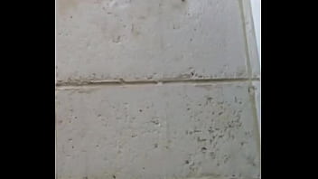 No me aguantaba las ganas de ir al baño y mi vecino me espió