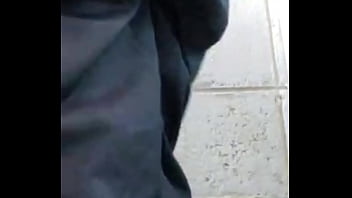 No me aguantaba las ganas de ir al baño y mi vecino me espió