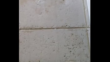 No me aguantaba las ganas de ir al baño y mi vecino me espió