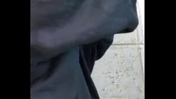 No me aguantaba las ganas de ir al baño y mi vecino me espió