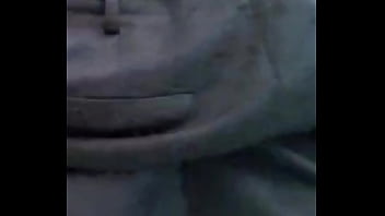 No me aguantaba las ganas de ir al baño y mi vecino me espió