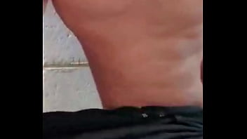 No me aguantaba las ganas de ir al baño y mi vecino me espió