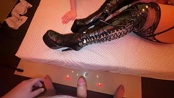 Sumisa en su ultima prueba para ser una puta le traen a un cliente y toma leche arriba de unos tacos