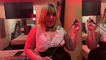 Sumisa en su ultima prueba para ser una puta le traen a un cliente y toma leche arriba de unos tacos