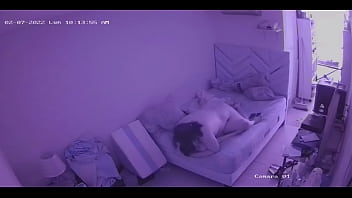 Joven latina bajo camaras voyeur