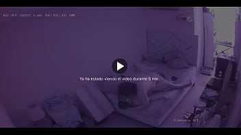 Joven latina bajo camaras voyeur