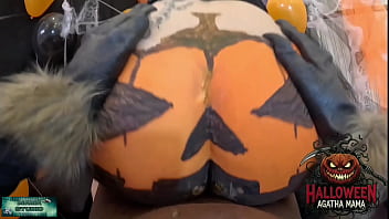 Mama studio em um bbc fodendo um jack o'lantern de halloween de uma milf brasileira grátis