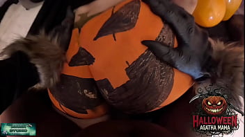 Mama studio em um bbc fodendo um jack o'lantern de halloween de uma milf brasileira grátis