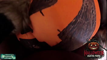 Mama studio em um bbc fodendo um jack o'lantern de halloween de uma milf brasileira grátis