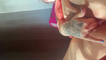 Garota se exibe na webcam mostra toda a sua grande xereca rosa