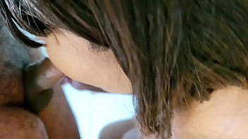 Madrasta recebe uma super gozada na cara de seu enteado