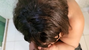 Madrasta recebe uma super gozada na cara de seu enteado