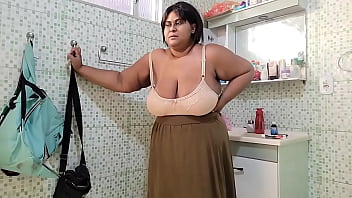 Madrasta recebe uma super gozada na cara de seu enteado